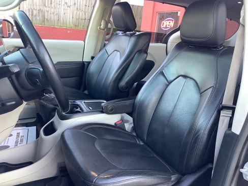 Used 2020 Chrysler Pacifica Touring-L Plus image 10