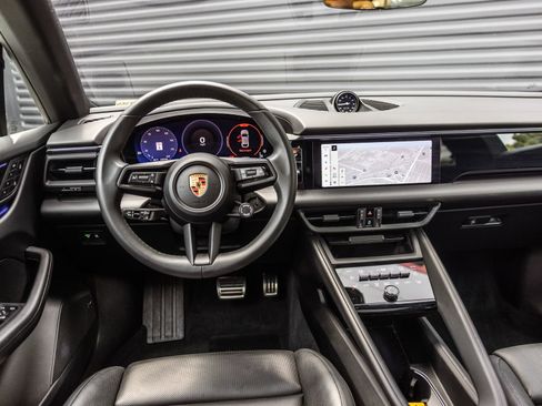Certified 2025 Porsche Macan 4S Electric AWD/4WD image 11