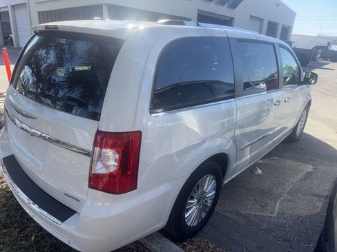 Used 2014 Chrysler Town & Country Limited w/ Luxury Group image 9