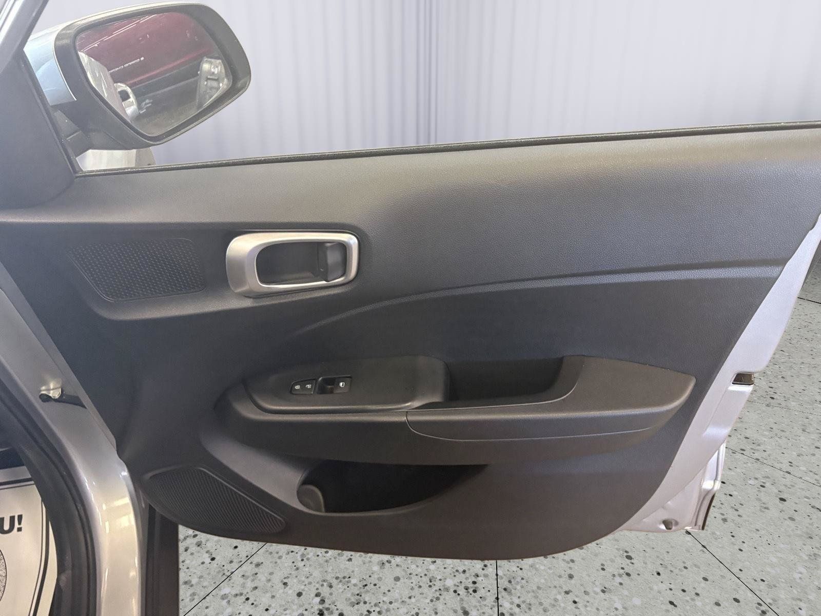 Used 2025 Hyundai Venue SEL FWD image 14