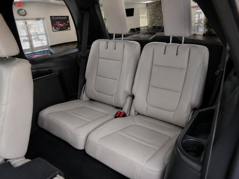 Used 2018 Ford Explorer XLT w/ Equipment Group 202A AWD/4WD image 14