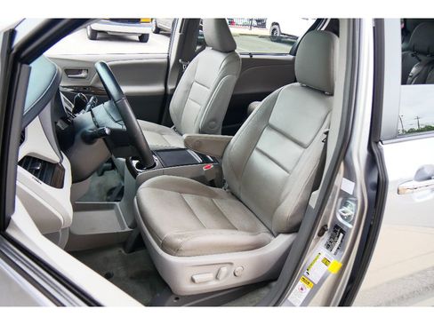 Used 2015 Toyota Sienna XLE Premium FWD image 11