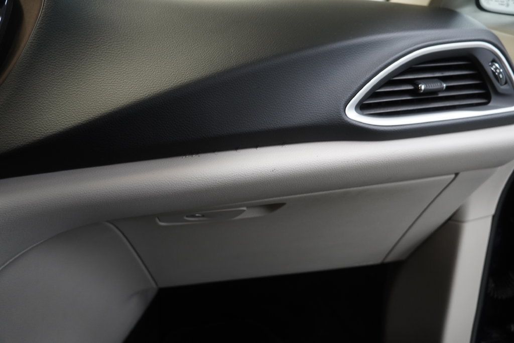 Used 2017 Chrysler Pacifica Touring FWD image 36