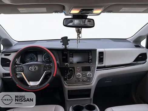 Used 2018 Toyota Sienna XLE w/ XLE Navigation Package FWD image 11