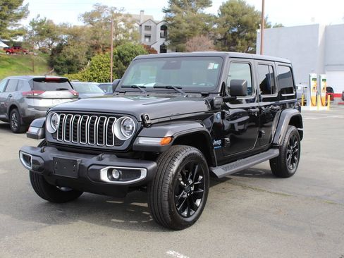 Used 2025 Jeep Wrangler Unlimited Sahara image 3