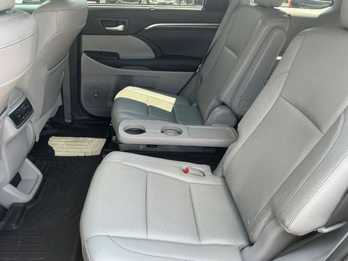 Used 2015 Toyota Highlander Limited w/ Driver Technology Package AWD/4WD image 18
