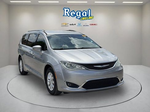 Used 2019 Chrysler Pacifica Touring-L FWD image 1