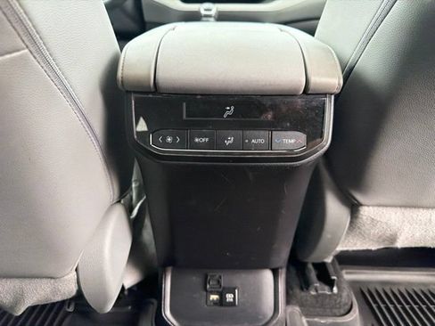 Used 2021 Toyota Highlander XLE AWD/4WD image 34