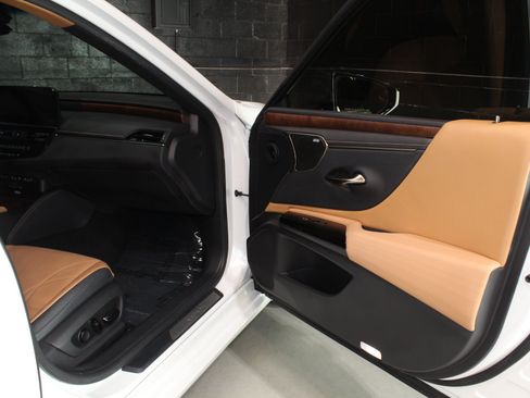 Used 2022 Lexus ES 300h Ultra Luxury w/ Accessory Package 2 FWD image 27