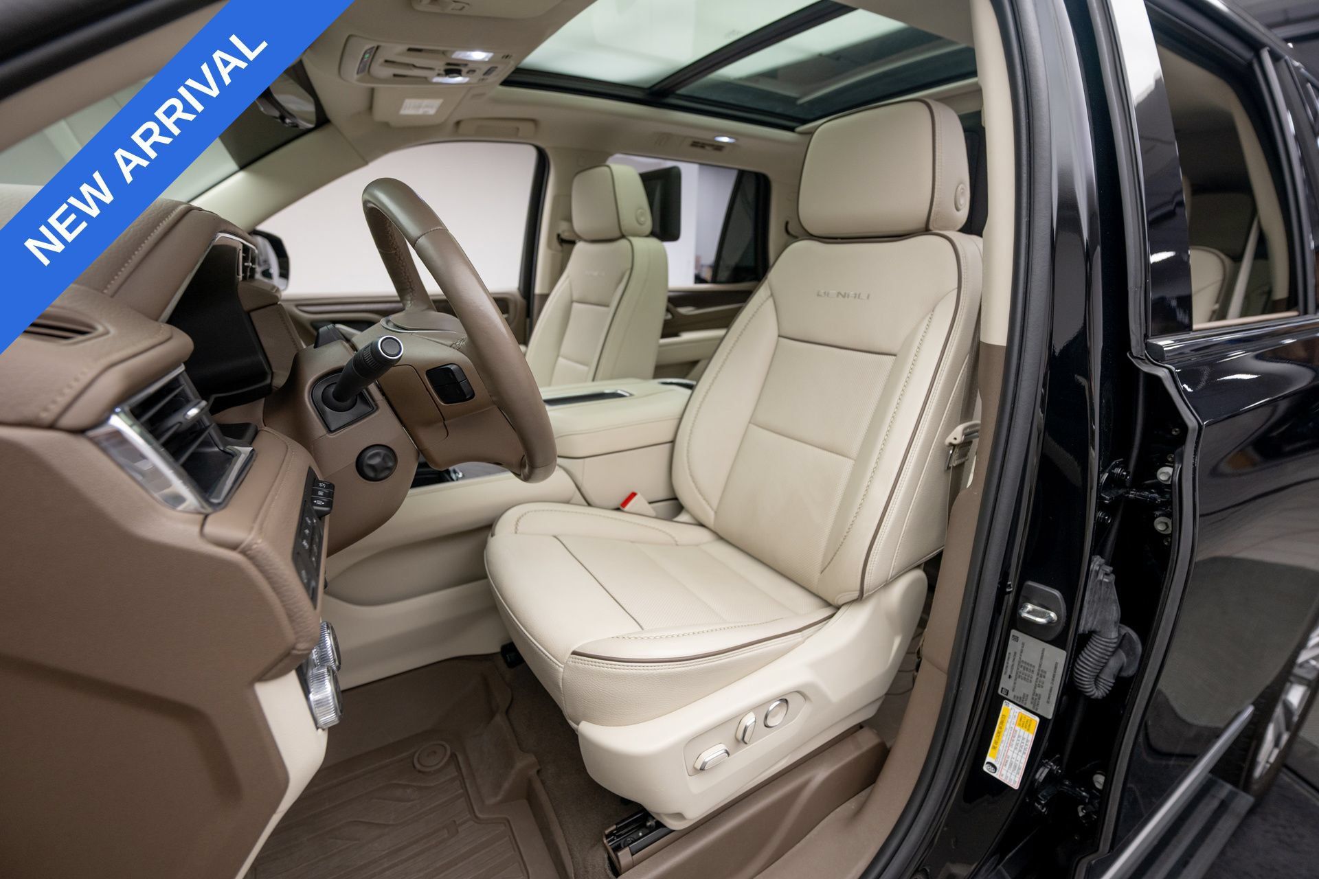 Used 2023 GMC Yukon Denali w/ Advanced Technology Package AWD/4WD image 13