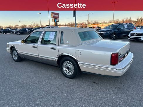 Used 1996 Lincoln Town Car Signature image 3