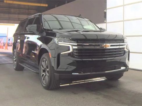 Used 2021 Chevrolet Suburban LT image 3