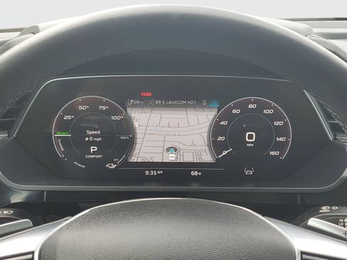 Used 2023 Audi e-tron Premium Plus w/ Premium Plus Package AWD/4WD image 31
