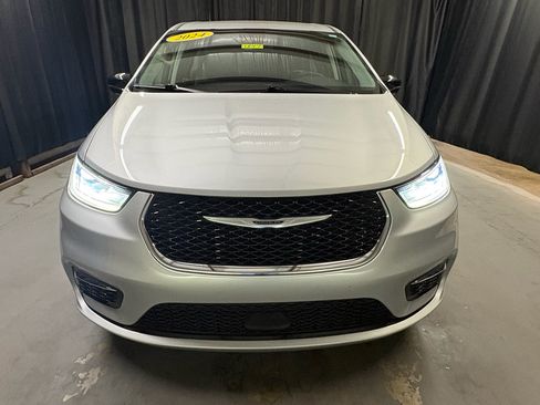 Used 2024 Chrysler Pacifica Touring-L FWD image 2