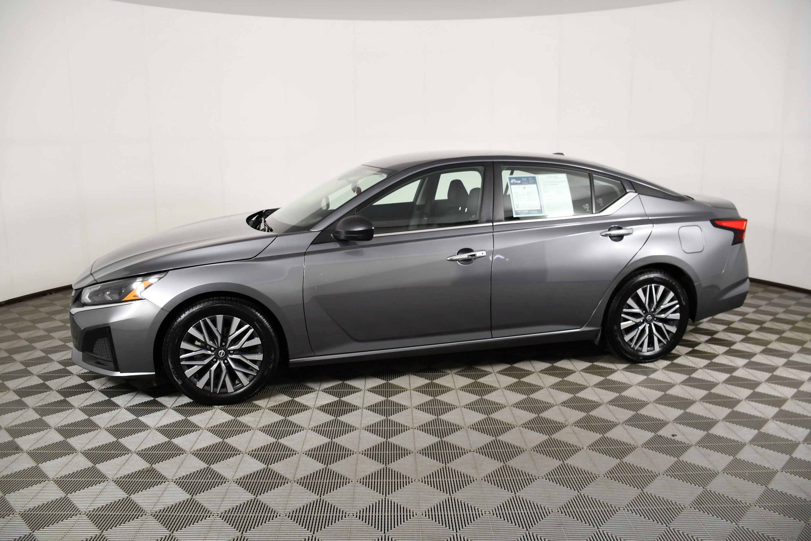Used 2024 Nissan Altima 2.5 SV FWD image 9