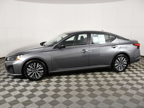 Used 2024 Nissan Altima 2.5 SV FWD image 9