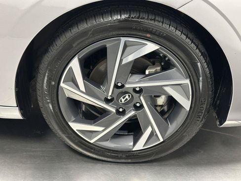 Used 2025 Hyundai Elantra SEL FWD image 17