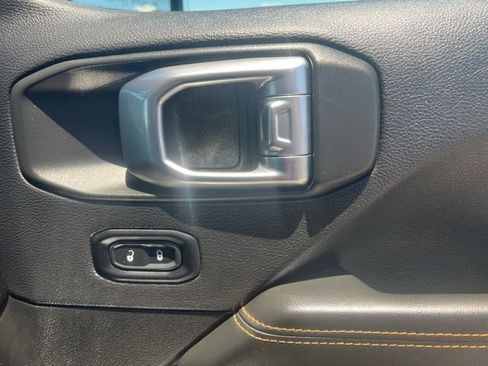 Used 2025 Jeep Wrangler Unlimited Sahara AWD/4WD image 32