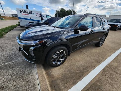 Used 2025 Chevrolet Trax LT FWD image 2
