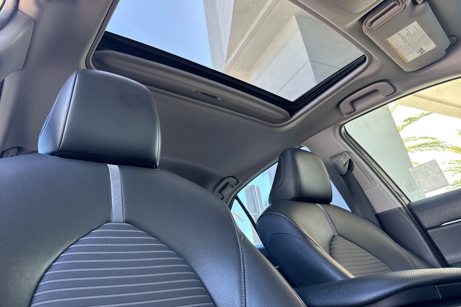 Used 2018 Toyota Camry SE w/ Moonroof Package FWD image 16