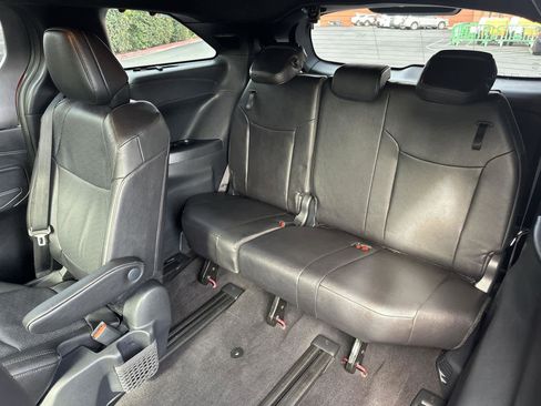 Used 2025 Toyota Sienna Limited image 32