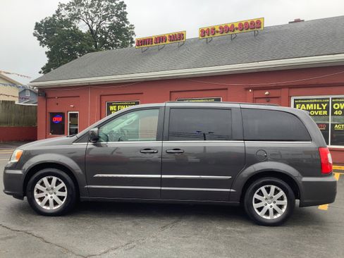 Used 2015 Chrysler Town & Country Touring image 4