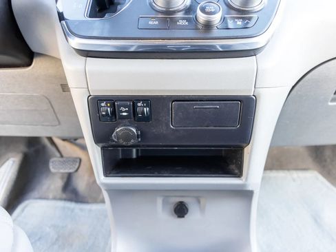 Used 2018 Toyota Sienna XLE image 29