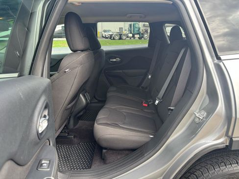 Used 2016 Jeep Cherokee Latitude w/ Cold Weather Group image 10