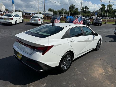 Used 2024 Hyundai Elantra SEL FWD image 5