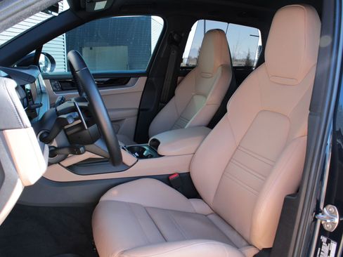 Used 2024 Porsche Cayenne image 5