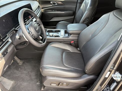 Used 2025 Kia Carnival SX w/ SX Dark Edition Package FWD image 7