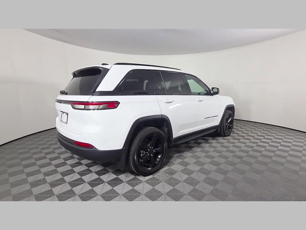 Used 2025 Jeep Grand Cherokee Altitude AWD/4WD image 39