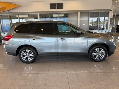 Used 2020 Nissan Pathfinder S image 2