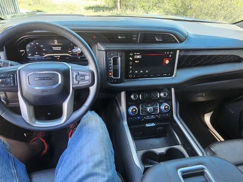 Used 2023 GMC Yukon Denali AWD/4WD image 4