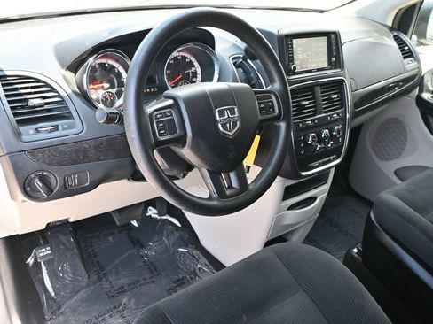 Used 2019 Dodge Grand Caravan SE w/ UConnect Hands-Free Group FWD image 9