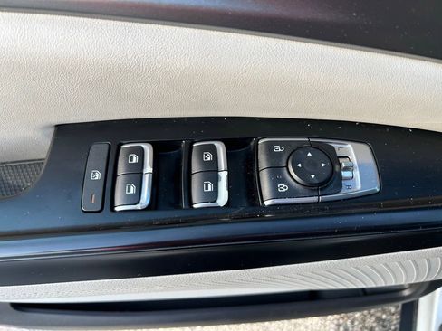 Used 2022 Kia Carnival LX FWD image 19