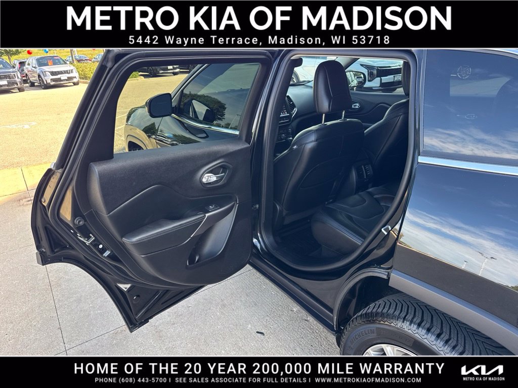 Used 2021 Jeep Cherokee Latitude Lux w/ Comfort/Convenience Group AWD/4WD image 29