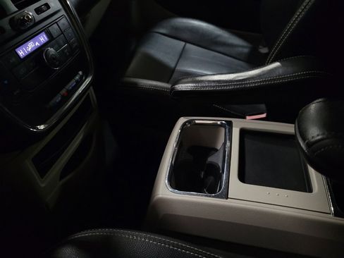 Used 2016 Chrysler Town & Country Touring image 26