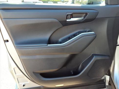 Used 2023 Toyota Highlander XLE image 14