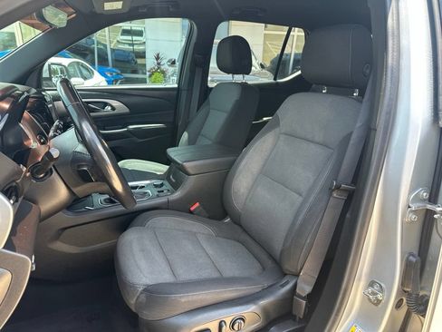 Used 2022 Chevrolet Traverse LT FWD image 12