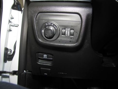 Used 2025 Jeep Grand Cherokee Altitude image 9