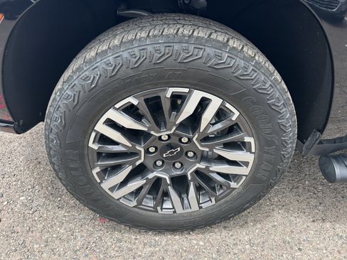 Used 2025 Chevrolet Suburban Z71 AWD/4WD image 8