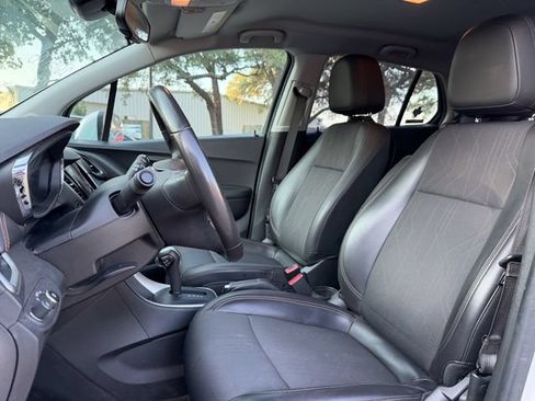 Used 2022 Chevrolet Trax LT w/ LT Convenience Package AWD/4WD image 5