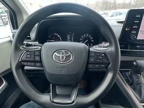 Used 2022 Toyota Sienna LE image 11