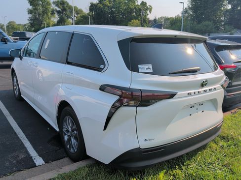 Used 2026 Toyota Sienna LE FWD image 3