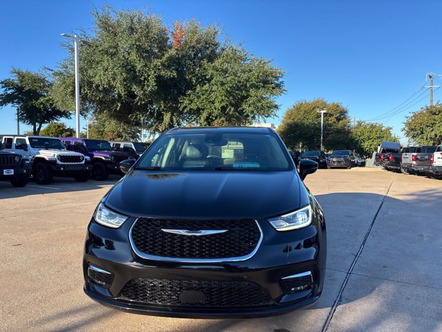 Used 2024 Chrysler Pacifica Touring-L FWD image 2