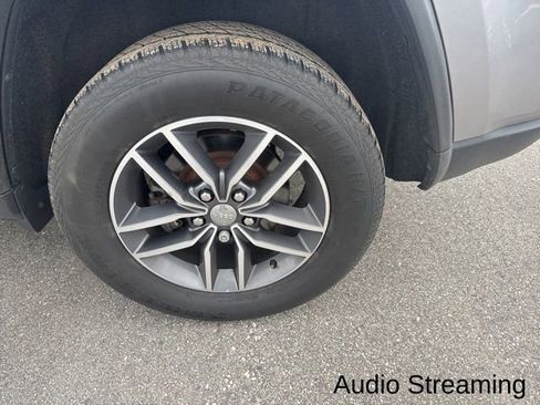 Used 2018 Jeep Grand Cherokee Laredo image 2