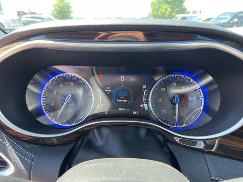 Used 2023 Chrysler Pacifica Limited FWD image 14