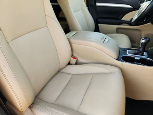 Used 2018 Toyota Highlander XLE image 16