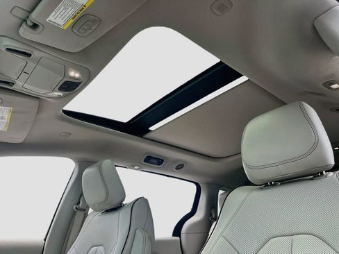 Used 2017 Chrysler Pacifica Limited FWD image 19